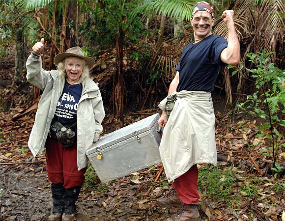 Eva und Froonck mit der Schatztruhe im Dschungelcamp