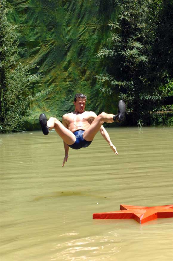 Thomas mit Arschbombe im Dschungelsee