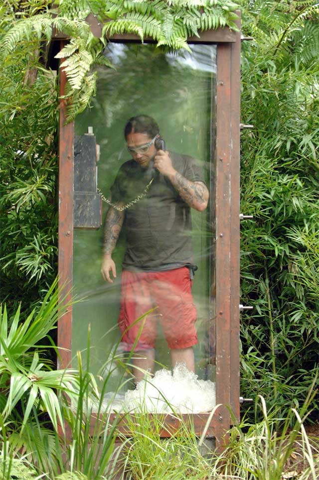 Martin bei seiner Dschungelprüfung in der flutenden Telefonzelle