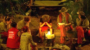 Briefe der Lieben gegenseitig am Dschungel-Lagerfeuer verlesen.