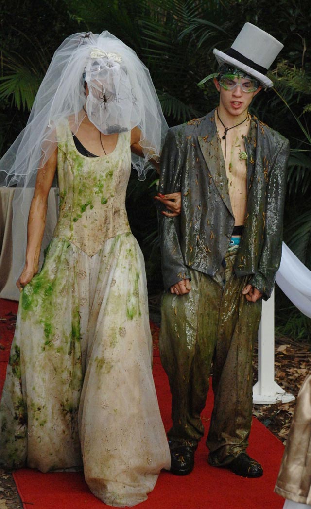 Hochzeitspaar Fiona und Joey bei einer Dschungelprüfung