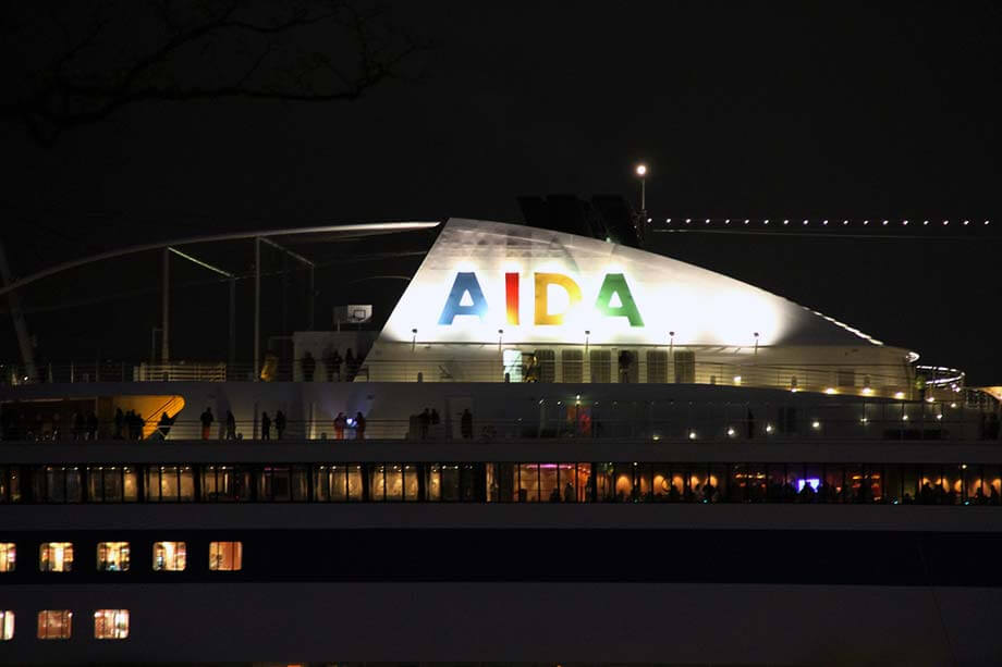 Die AIDA nachts im Hamburger Hafen