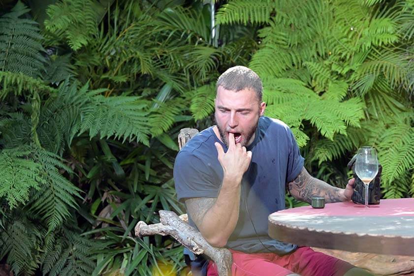 Filip in der Ekelprüfung fischt im Maul nach Kaka