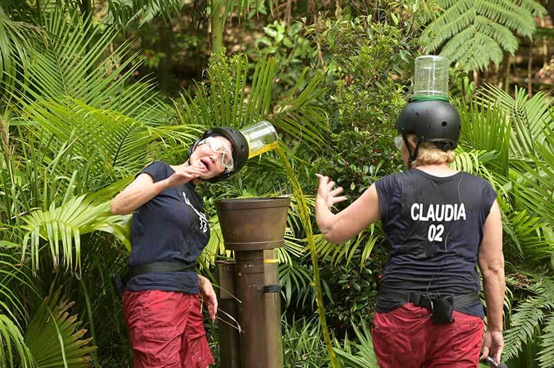 Djamila und Claudia bei der Schatzsuche