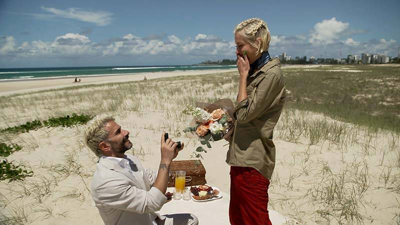 Marc macht Verena am Strand in Australien einen Heiratsantrag und zeigt ihr den Verlobungsring