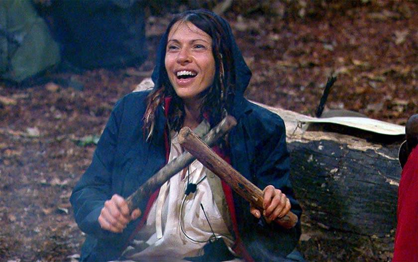 Jana URKRAFT trommelt im Regen am Lagerfeuer des Dschungelcamps 2023