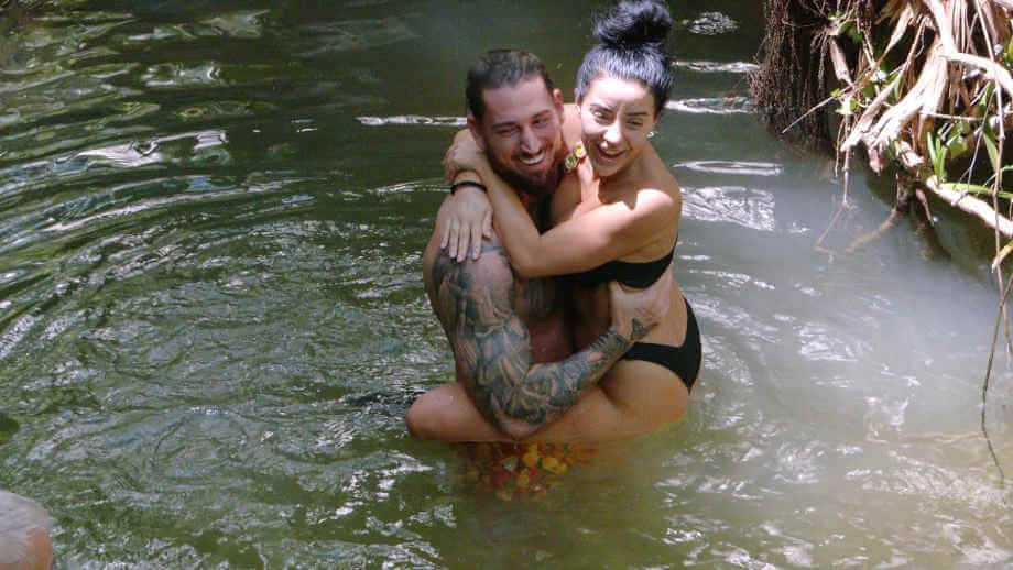 Mike Heiter und Leyla Lahouar im Dschungelcamp-Pool