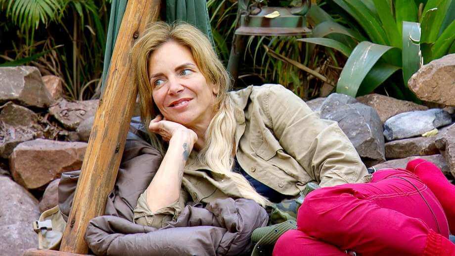 Danni lächelt schlangenhaft durchs Dschungelcamp der Legenden
