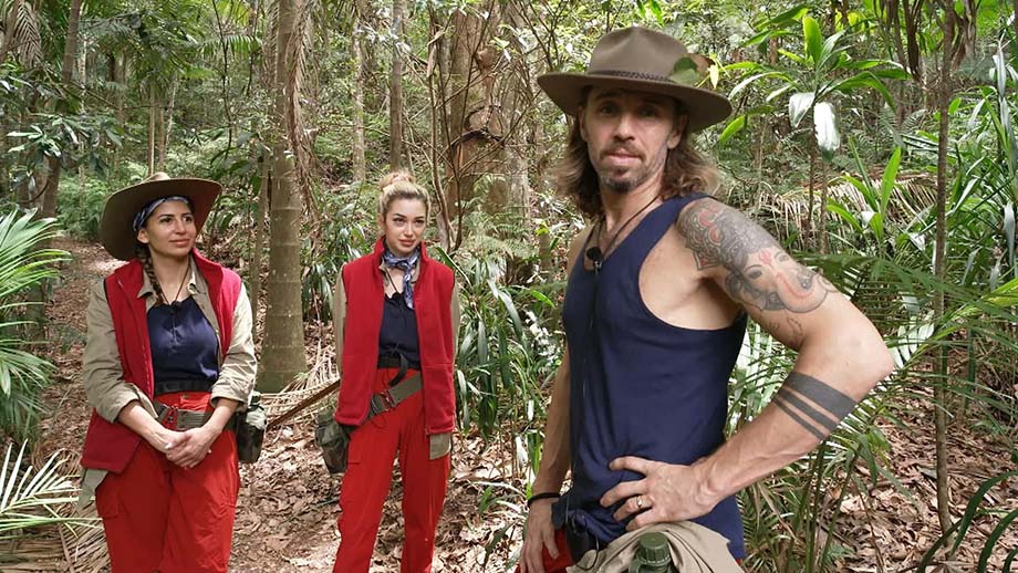 Eva Benetatou (l.), Ariel und Gil Ofarim an Tag 6. im Dschungelcamp 2026