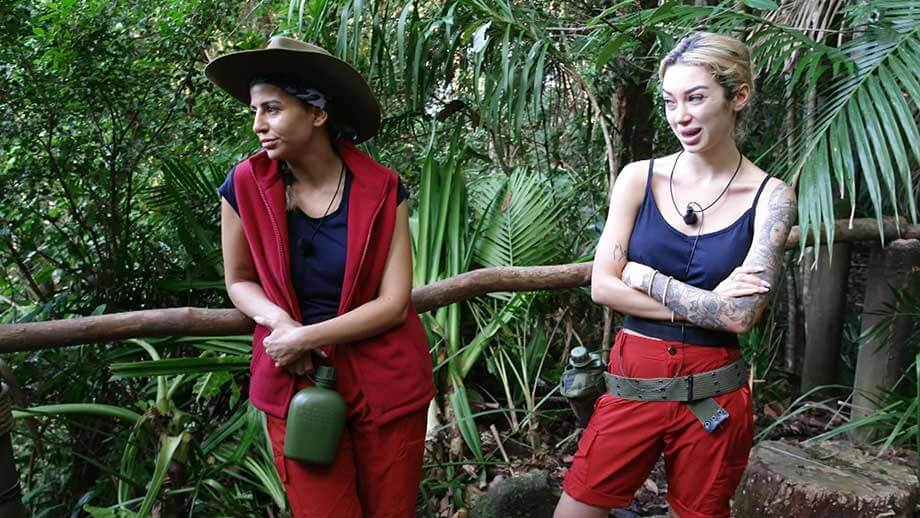 Terrorvogel Ariel verschränkt die Arme vor Eva vor der Dschungelprüfung, die die Schweizerin verweigert.